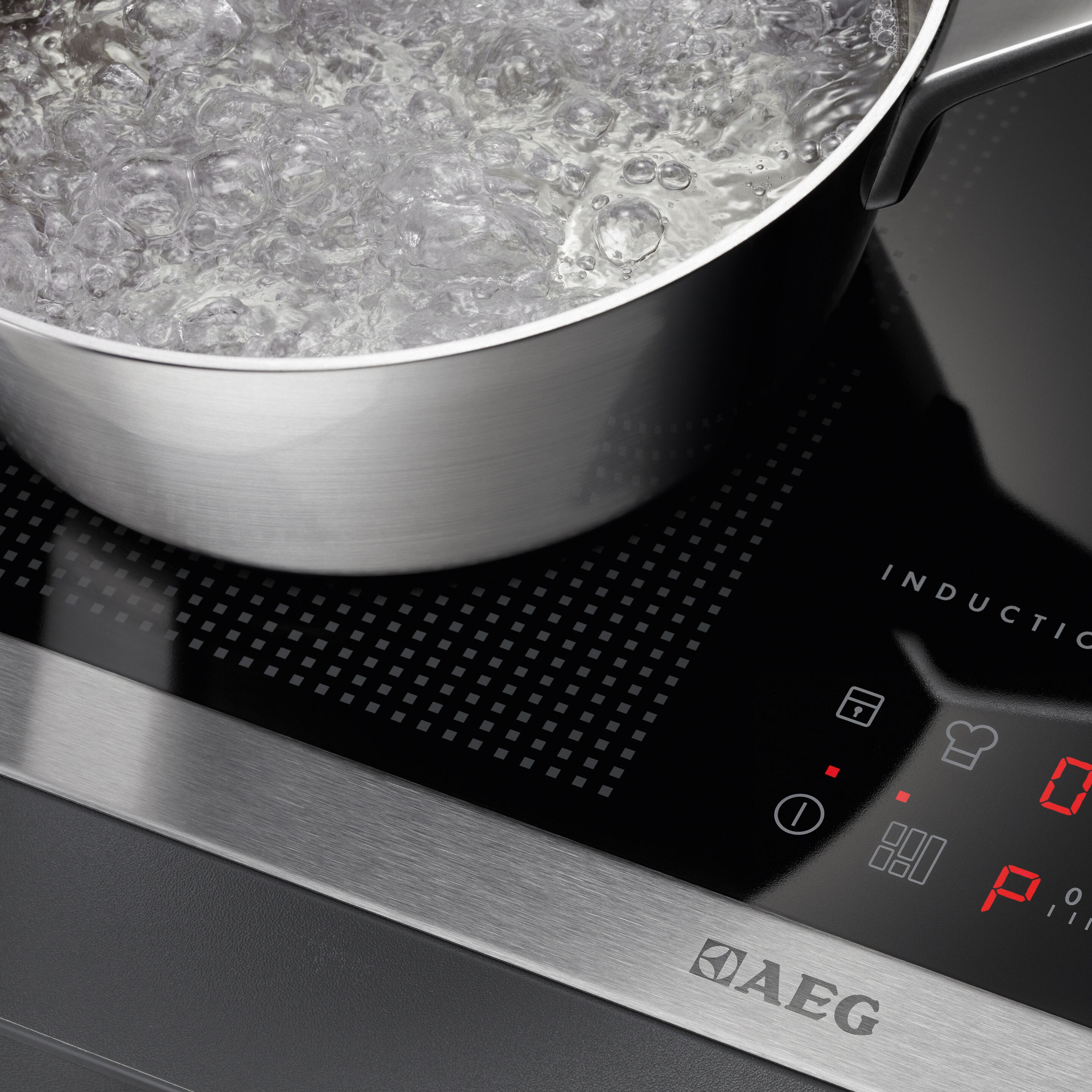 Casseroles sur une table de cuisson à induction AEG