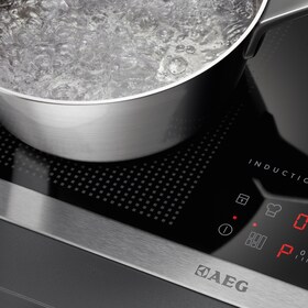 Casseroles sur une table de cuisson à induction AEG