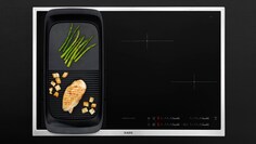 Une plaque de cuisson à induction MaxiSense® Combi AEG avec un gril plancha