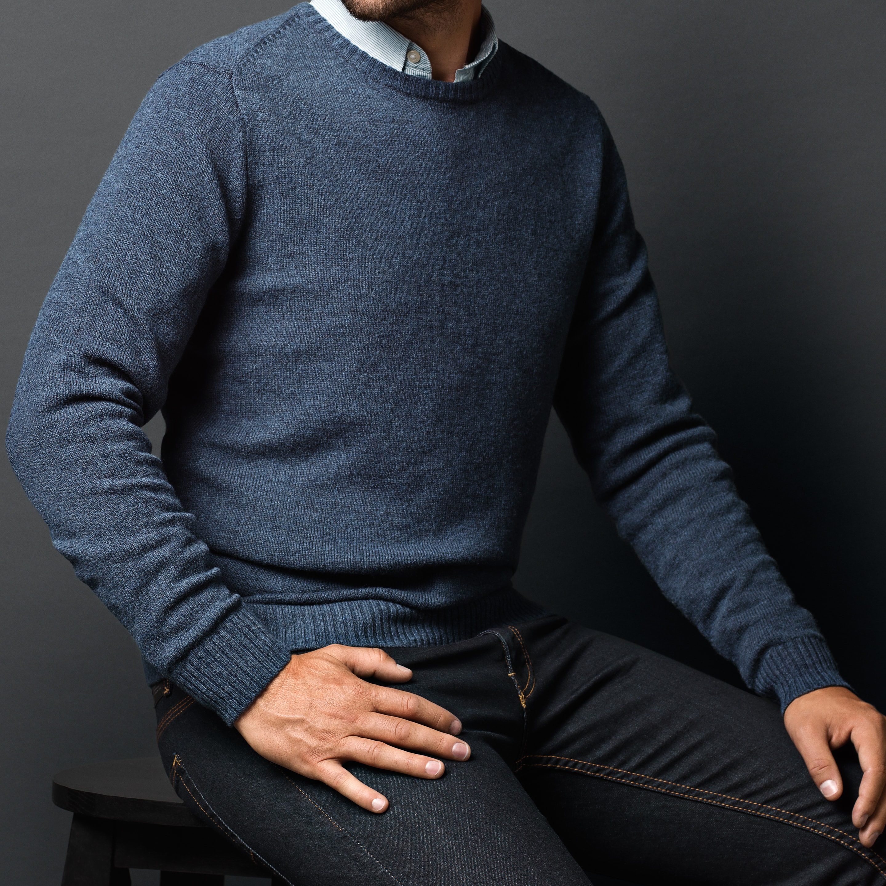 Une femme heureuse de porter son pull en laine vert