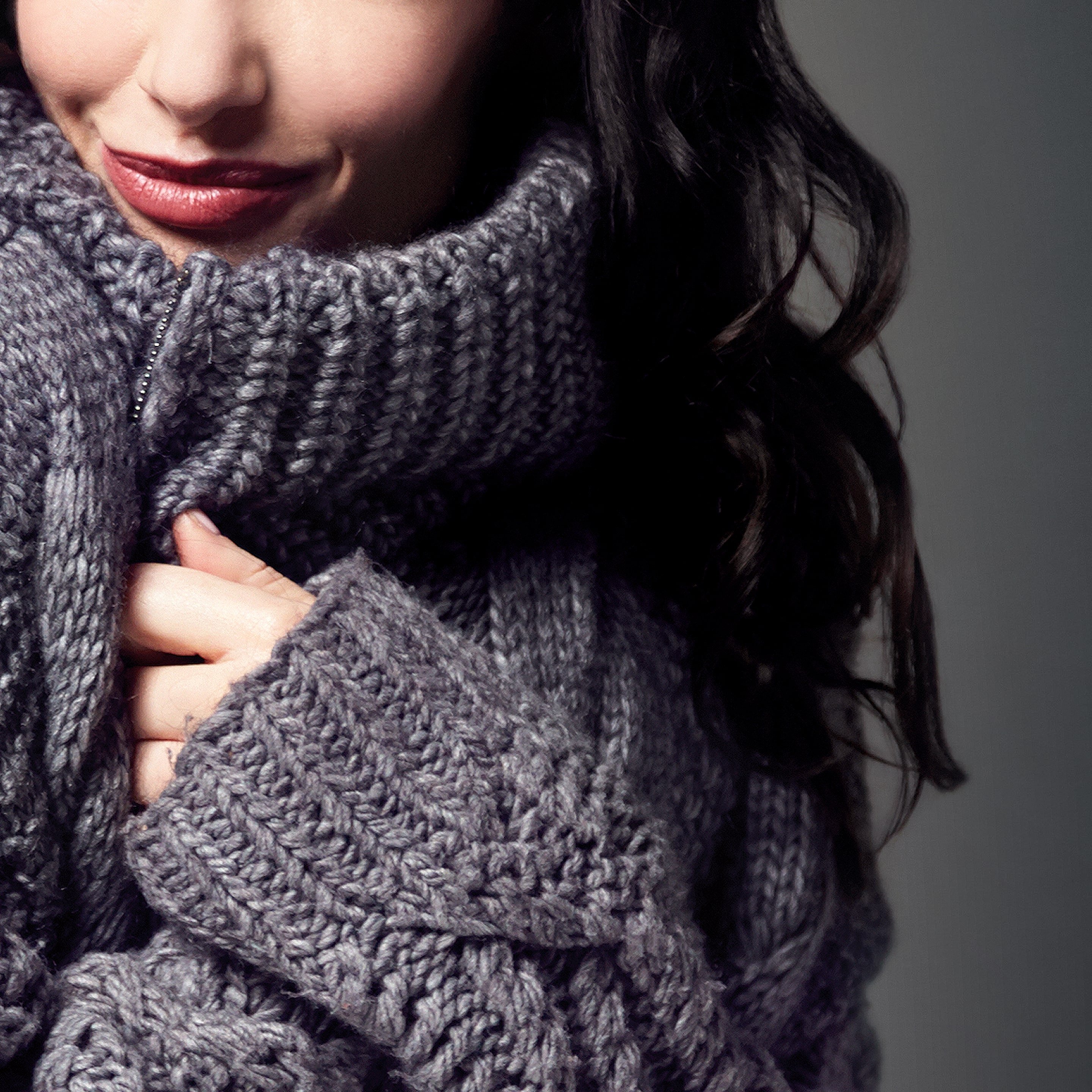 Une femme appréciant la douceur de son chemisier en soie fraîchement lavé