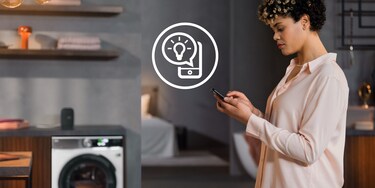 personne consultant l'application AEG