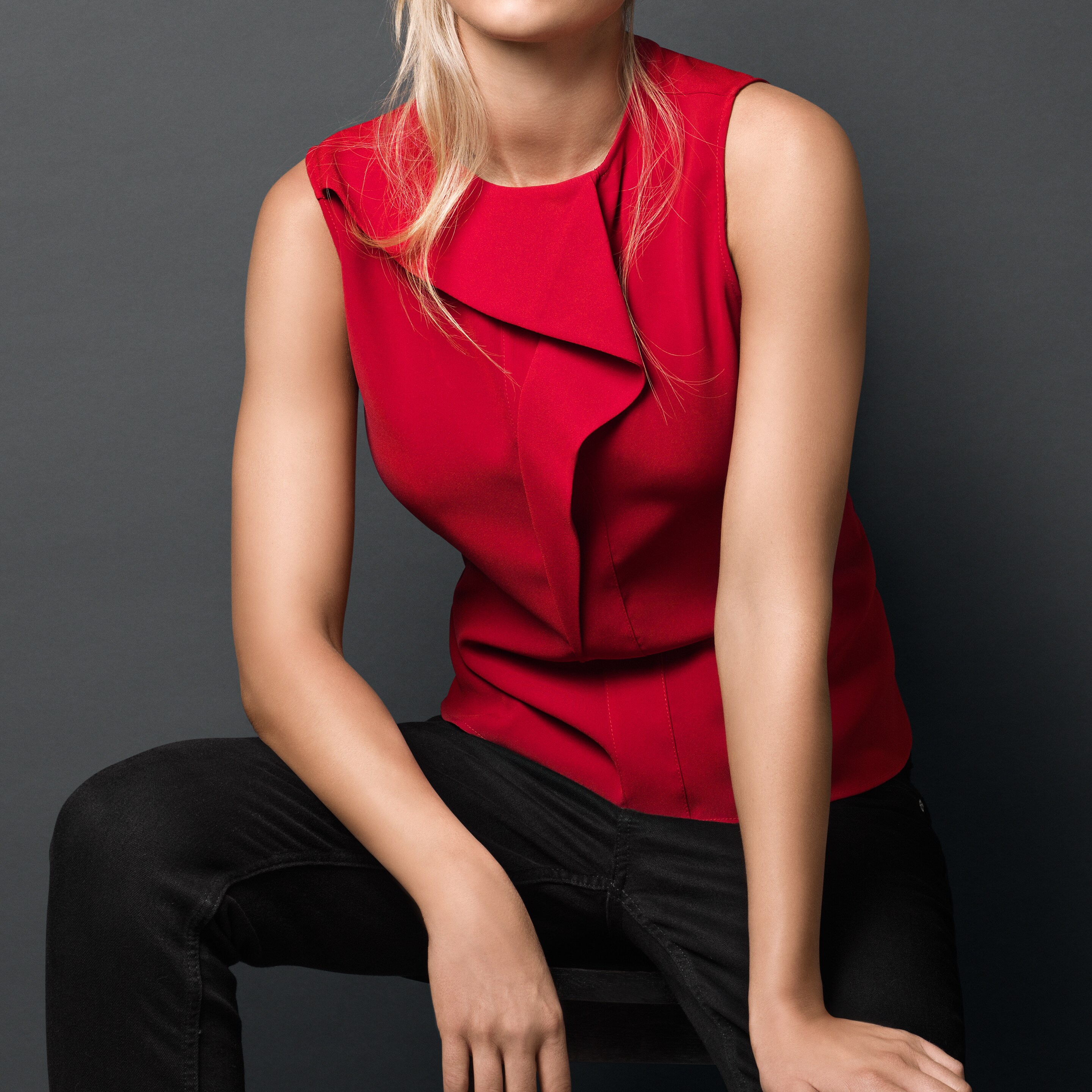 Femme profitant de ses vêtements d’extérieur en laine